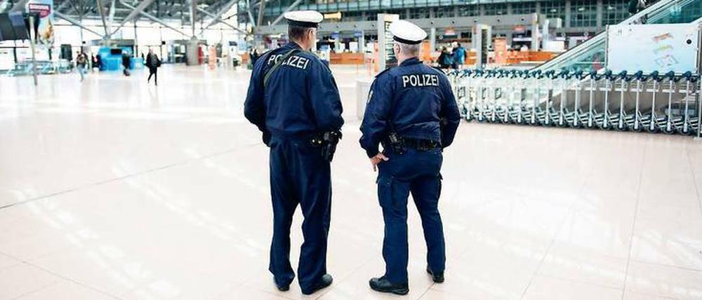 Mehr Polizei – aber weniger Flugzeuge und Bahnen. 