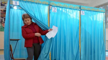 Eine Wahlkabine in Kasachstan.