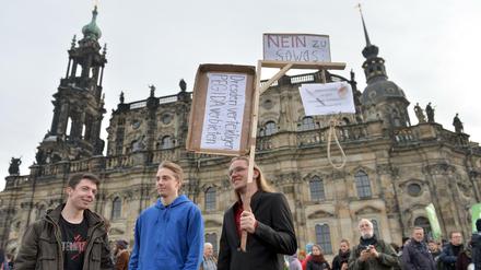 Das Dresdner Residenzschloss ist immer wieder Kulisse für Pegida-Demonstrationen, aber auch für Gegendemos wie "Herz statt Hetze" im Februar. Nun zeigt die neue Dauerausstellung im Schloss die historische Weltoffenheit der Stadt.