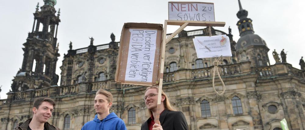 Das Dresdner Residenzschloss ist immer wieder Kulisse für Pegida-Demonstrationen, aber auch für Gegendemos wie "Herz statt Hetze" im Februar. Nun zeigt die neue Dauerausstellung im Schloss die historische Weltoffenheit der Stadt. 