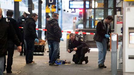 Polizisten untersuchen am Hauptbahnhof in Bonn (Nordrhein-Westfalen) Reste einer Tasche (Archivbild). 