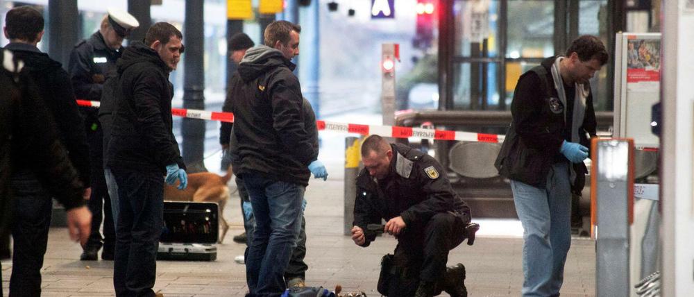 Polizisten untersuchen am Hauptbahnhof in Bonn (Nordrhein-Westfalen) Reste einer Tasche (Archivbild).