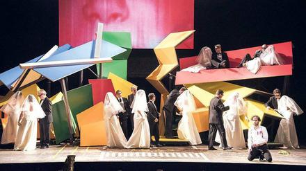 Kurze Kaskade der Farben. Szene aus „Orfeo ed Euridice“, die Kulisse entstand in Kooperation mit dem Büro von Frank O. Gehry.