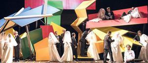 Kurze Kaskade der Farben. Szene aus „Orfeo ed Euridice“, die Kulisse entstand in Kooperation mit dem Büro von Frank O. Gehry.