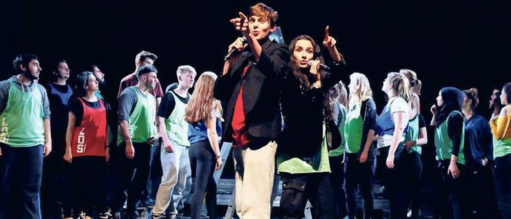 Für das Projekt „Klassen-Los“ erarbeiteten Schüler aus mehreren Berliner Bezirken gemeinsam ein Theaterstück über ihren Alltag. Dabei machten sie auch einige überraschende Entdeckungen über die Lebenswelt ihrer Altersgenossen. 
