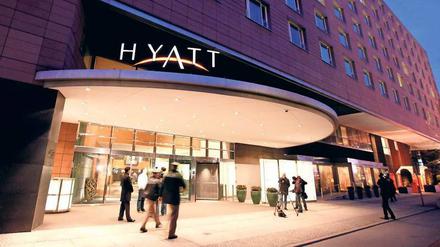 Mittendrin. Das Grand Hyatt ist zentral gelegen am Potsdamer Platz. Gerade war es noch Berlinale-Hauptquartier, jetzt reisen die Fußball-Weltmeister an. Viel mitbekommen wird man davon wohl nicht. 