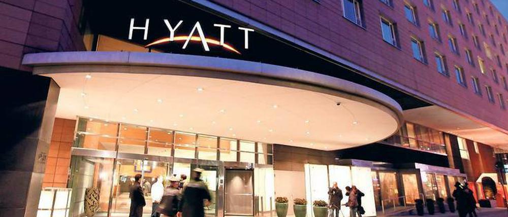 Mittendrin. Das Grand Hyatt ist zentral gelegen am Potsdamer Platz. Gerade war es noch Berlinale-Hauptquartier, jetzt reisen die Fußball-Weltmeister an. Viel mitbekommen wird man davon wohl nicht. 