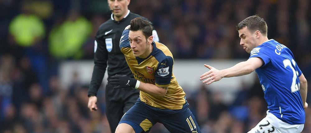 Mesut Özil musste gegen Everton ausgewechselt werden.