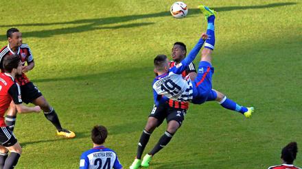 Herthas Torjäger Vedad Ibisevic beim Fallrückzieher.