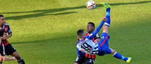 Herthas Torjäger Vedad Ibisevic beim Fallrückzieher.