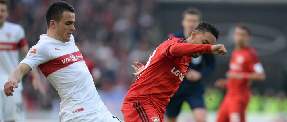 Stuttgarts Filip Kostic (l) im Zweikampf gegen Leverkusens Karim Bellarabi.