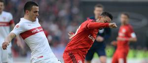  Stuttgarts Filip Kostic (l) im Zweikampf gegen Leverkusens Karim Bellarabi. 