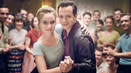 Rock ’n’ Roll! Monika Schöllack (Sonja Gerhardt) und Freddy Donath (Trystan Pütterer) suchen eine Zukunft im Dreiteiler „Ku’damm 56“. 