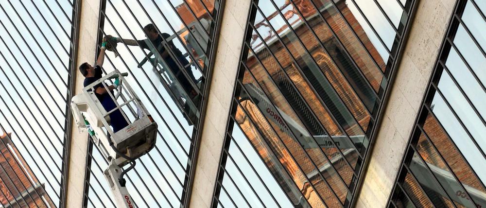 Sorgt für Durchblick. Ein Fensterputzer am Auswärtigen Amt, im Spiegel die Friedrichswerdersche Kirche. 