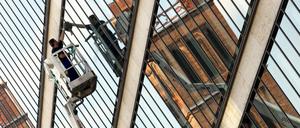 Sorgt für Durchblick. Ein Fensterputzer am Auswärtigen Amt, im Spiegel die Friedrichswerdersche Kirche. 
