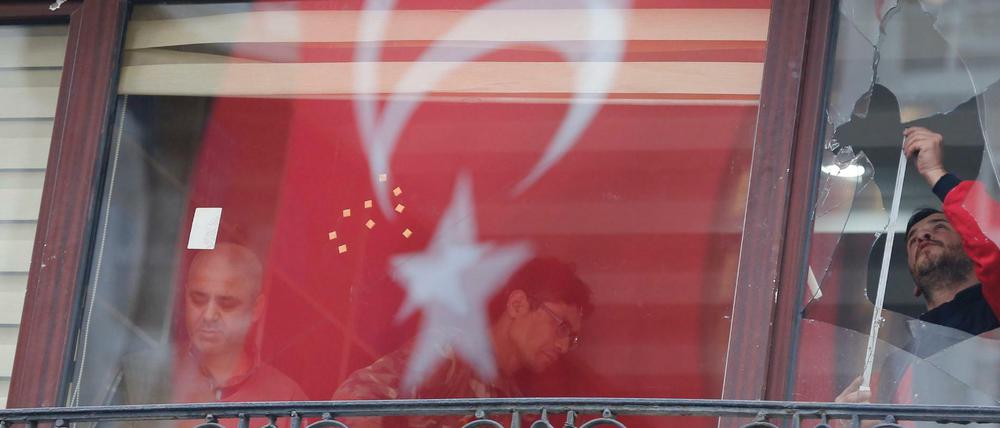 Aufräumarbeiten nach dem Selbstmordattentat in Istanbul