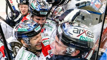 Später Jubel. Laurin Braun traf am Freitagabend in der Verlängerung zum Eisbären-Sieg in Köln. Es war nach 123 torlosen Minuten der erste Treffer der Berliner überhaupt in der Serie. 