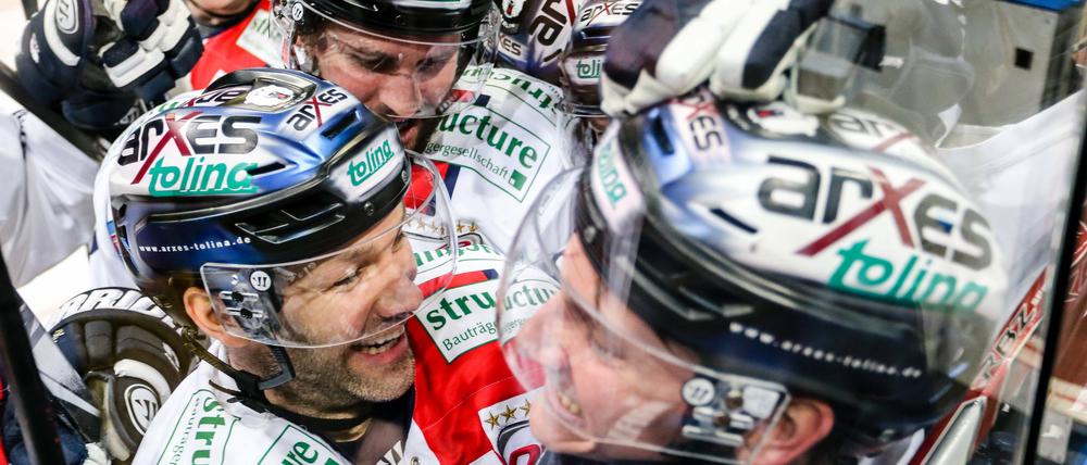 Später Jubel. Laurin Braun traf am Freitagabend in der Verlängerung zum Eisbären-Sieg in Köln. Es war nach 123 torlosen Minuten der erste Treffer der Berliner überhaupt in der Serie. 