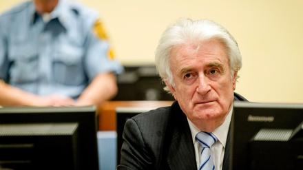 So regungslos wie möglich verfolgte der ehemalige Präsident der Serben, Radovan Karadzic, die Verkündung seines Urteils vor dem Kriegsverbrechertribunal in Den Haag.