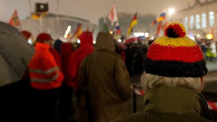 Warmer Kopf, heißes Blut - ein Pegida-Demonstrant von hinten.