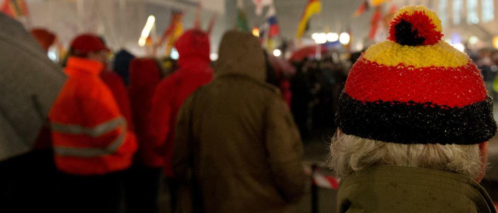 Warmer Kopf, heißes Blut - ein Pegida-Demonstrant von hinten.