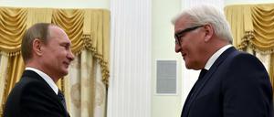 Außenminister Frank-Walter Steinmeier (rechts) besucht in Moskau den russischen Präsidenten Wladimir Putin.