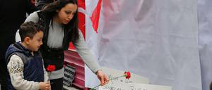 Menschen in Istanbul legen Blumen nieder.