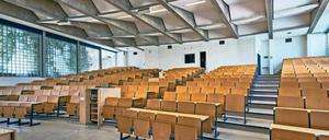 Der 1956 von Ferdinand Kramer erbaute Hörsaal des biologischen Camps der Uni Frankfurt. 