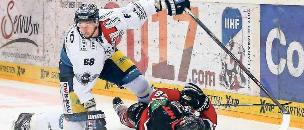 Eine Szene, die nachwirkt. Kölns Jean Francois Boucher zog sich nach einem Zusammenprall mit Milan Jurcina von den Eisbären eine schwere Kopfverletzung zu. Am Donnerstag bestreiten die beiden Teams das fünfte Spiel der Play-off-Serie.