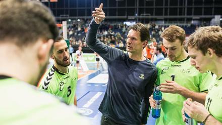 Klare Ansage. Trainer Ulf Quell vom CV Mitteldeutschland im Februar beim Spiel in Berlin. 