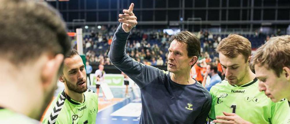 Klare Ansage. Trainer Ulf Quell vom CV Mitteldeutschland im Februar beim Spiel in Berlin. 