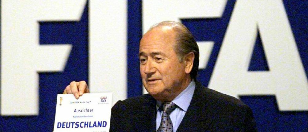 Erkauft? Fifa-Präsident Joseph Blatter gibt im Jahr 2000 bekannt, das Deutschland die WM 2006 ausrichten wird. 