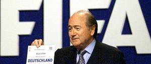 Erkauft? Fifa-Präsident Joseph Blatter gibt im Jahr 2000 bekannt, das Deutschland die WM 2006 ausrichten wird.
