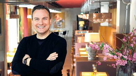 Er rührt und rührt und... Tim Raue hat sich schon wieder viele neue Projekte ausgedacht. Sein Restaurant „Studio“, das vierte in Berlin, in der Rheinsberger Straße in Mitte läuft weiterhin gut. Das „Soupe populaire“ auf Bötzow muss wegen des Umbaus der Brauerei für rund ein Jahr schließen. 