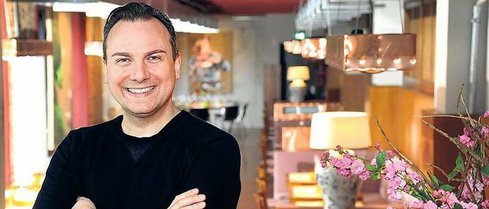 Er rührt und rührt und... Tim Raue hat sich schon wieder viele neue Projekte ausgedacht. Sein Restaurant „Studio“, das vierte in Berlin, in der Rheinsberger Straße in Mitte läuft weiterhin gut. Das „Soupe populaire“ auf Bötzow muss wegen des Umbaus der Brauerei für rund ein Jahr schließen. 