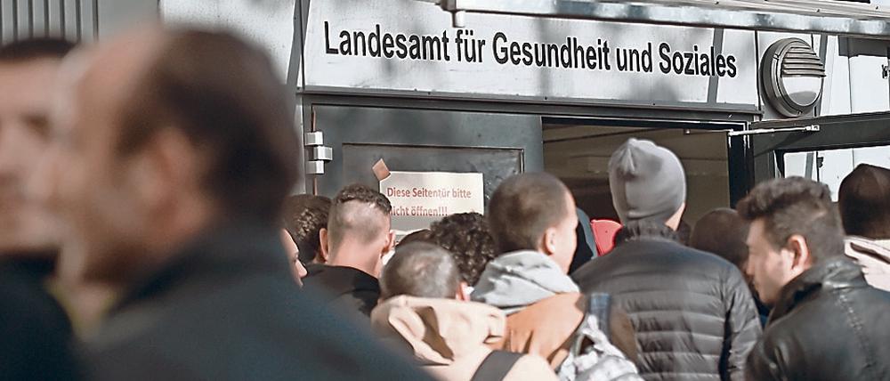 Wartebereich. Am Lageso hat sich die Lage gebessert, in den Turnhallen nicht.