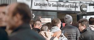 Wartebereich. Am Lageso hat sich die Lage gebessert, in den Turnhallen nicht.