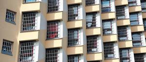 Bestens informiert. 2015 wurden in den Gefängnissen in Berlin 1426 Handys gefunden, davon 335 in der JVA Tegel.