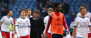 Hamburgs Trainer Bruno Labbadia (M) und seine Spieler gehen nach der bitteren 1:3-Niederlage gegen Hoffenheim zu den Fans. 