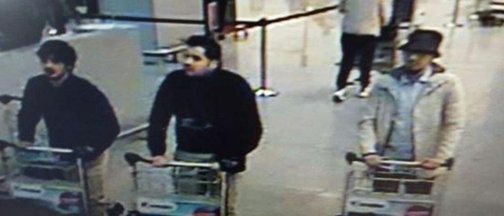 Eine Überwachungskamera auf dem Flughafen nahm die mutmaßlichen Selbstmordattentäter Ibrahim el Bakraoui und Najim Laachraoui kurz vor den Anschlägen auf. Nach dem dritten Mann, dessen Identität noch unklar ist, wird gefahndet.
