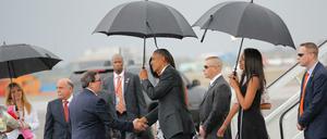 Am Flughafen wurde US-Präsident Barack Obama (Mitte) vom kubanischen Außenminister Bruno Rodriguez begrüßt.