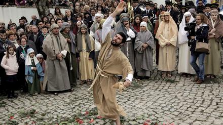 Ein Judas-Darsteller während einer Osterfeier in Ouerem in Portugal.