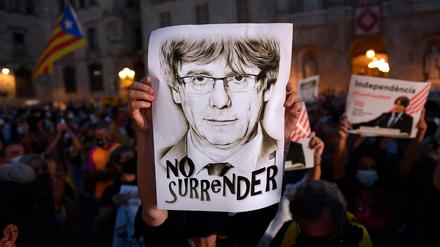 Demonstranten zeigen in Barcelona ihre Unterstützung für Carles Puigdemont.