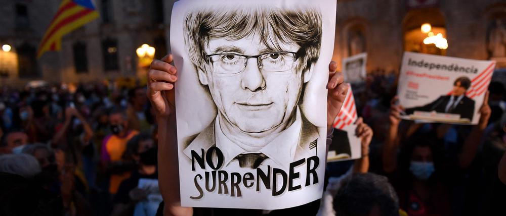 Demonstranten zeigen in Barcelona ihre Unterstützung für Carles Puigdemont.