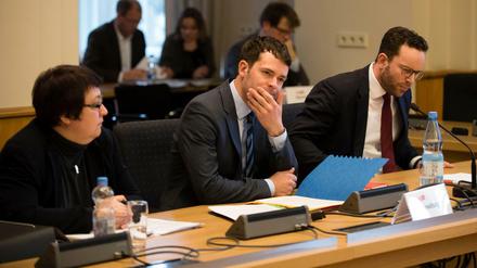 Mit Unterstützung. Björn Böhning (M.) hat zur Ausschusssitzung die Abteilungsleiterin Haushalt und Personale Dienste in der Senatskanzlei, Karin Klingen (l.), und seinen persönlichen Referenten Florian Baumann mitgebracht.
