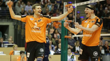 Geschafft. Die Berliner Robert Kromm (l) und Felix Fischer bejubeln den Einzug ins Finale des CEV-Cups.