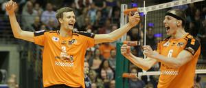 Geschafft. Die Berliner Robert Kromm (l) und Felix Fischer bejubeln den Einzug ins Finale des CEV-Cups.