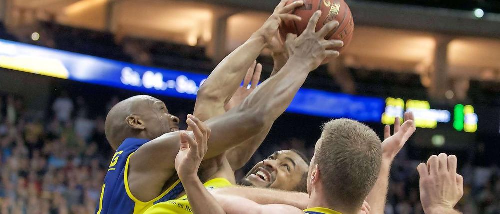 Oldenburger Übermacht. Albas Jordan Taylor müht sich vergebens.
