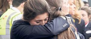 Augenzeugen und Angehörige suchen nach den Anschlägen Trost.