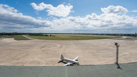 Blick über das Rollfeld und das Tempelhofer Feld.
